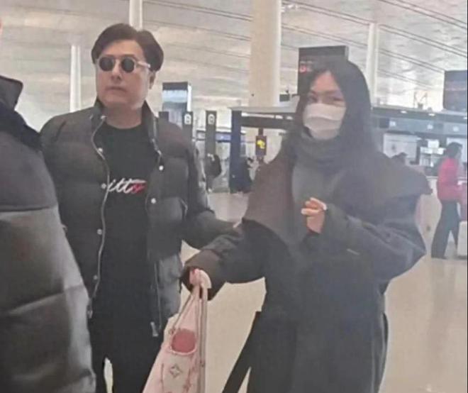 王岳伦独自送女儿回英国王诗龄拿2wLV行李包身形壮实又胖了(图1)